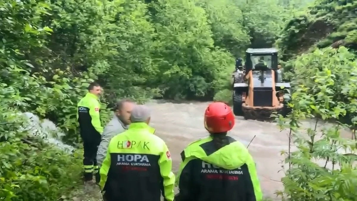Artvin'de taşan dere: Hopa'da 4 çay işçisi mahsur kaldı