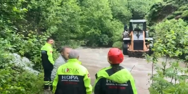 Artvin'de taşan dere: Hopa'da 4 çay işçisi mahsur kaldı