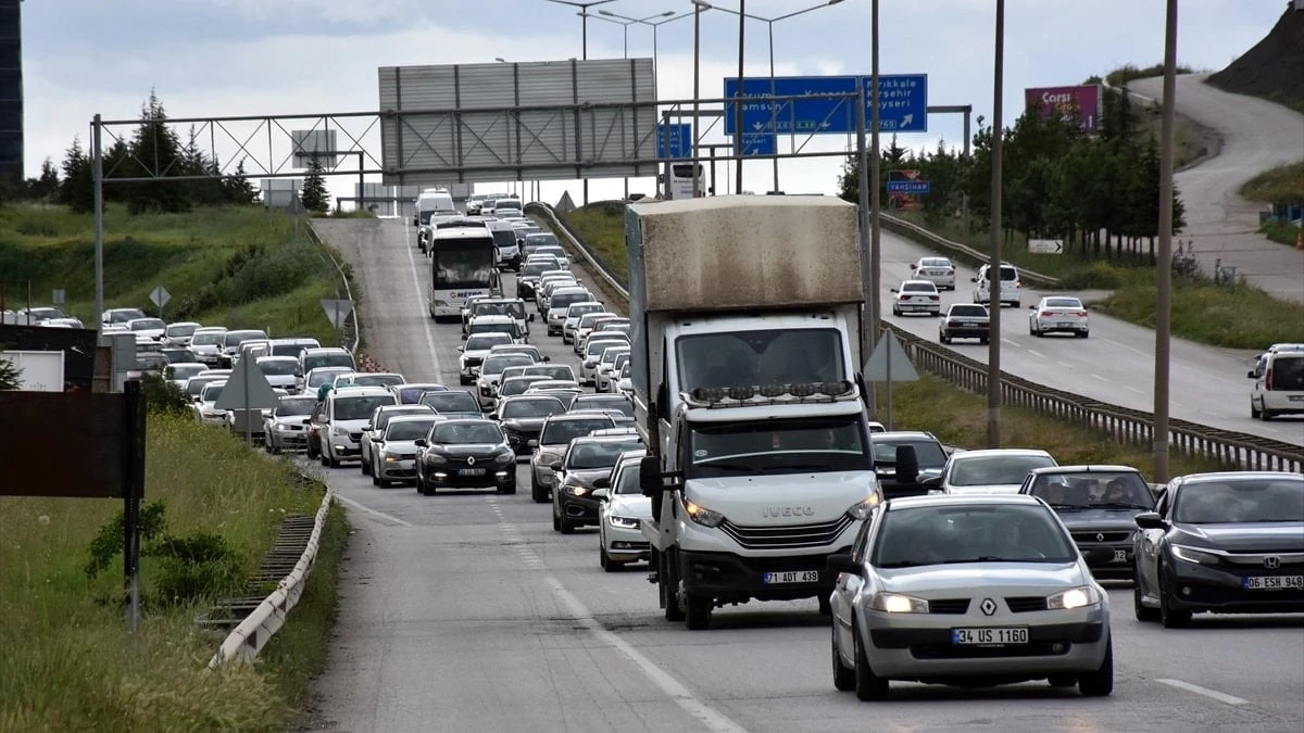 Kurban Bayramı dönüşü: Kırıkkale ve Düzce geçişlerinde yoğunluk
