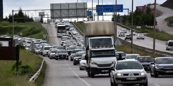 Kurban Bayramı dönüşü: Kırıkkale ve Düzce geçişlerinde yoğunluk