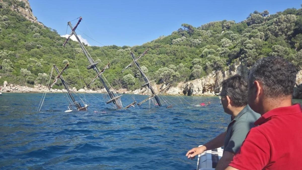 Marmaris'te gezi teknesi arızalanıp battı; 110 yolcu kurtarıldı