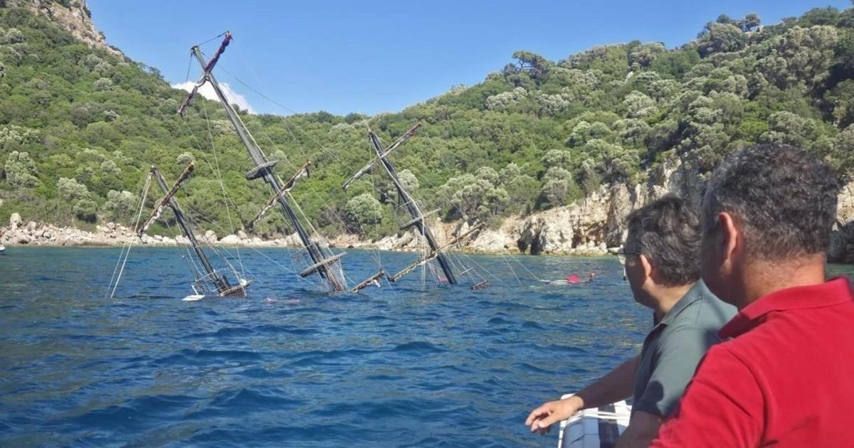 Marmaris'te gezi teknesi arızalanıp battı; 110 yolcu kurtarıldı