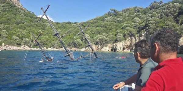 Marmaris'te gezi teknesi arızalanıp battı; 110 yolcu kurtarıldı