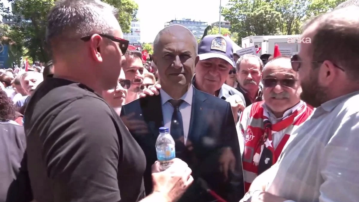 Alanya Belediye Başkanı Özçelik, Özgür Özel'in mitingine maketini gönderdi