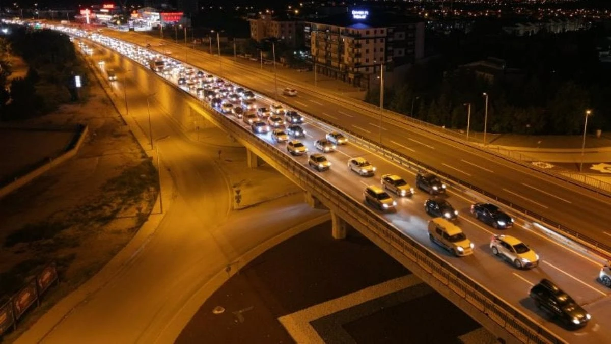 Kırıkkale'de bayram dönüşünde gece saatlerinde trafik zirve yaptı