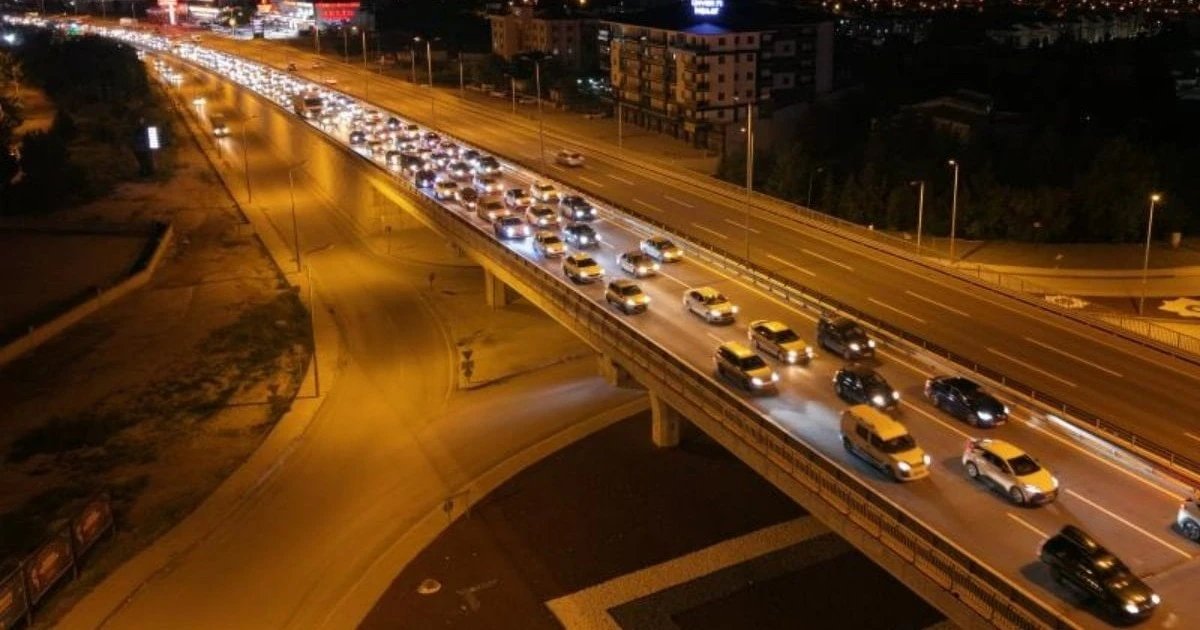 Kırıkkale'de bayram dönüşünde gece saatlerinde trafik zirve yaptı