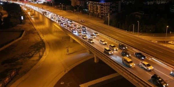 Kırıkkale'de bayram dönüşünde gece saatlerinde trafik zirve yaptı