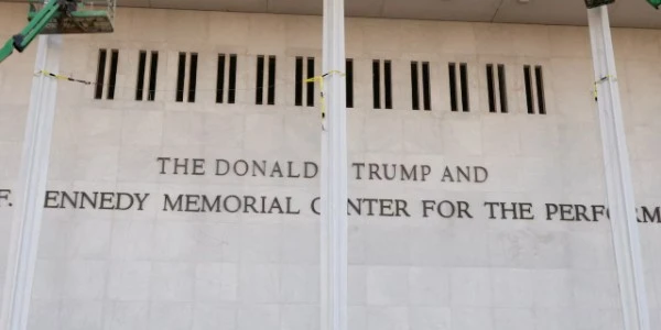 Yargıç, Washington'daki Kennedy Center'dan 'Trump' adını kaldırdı