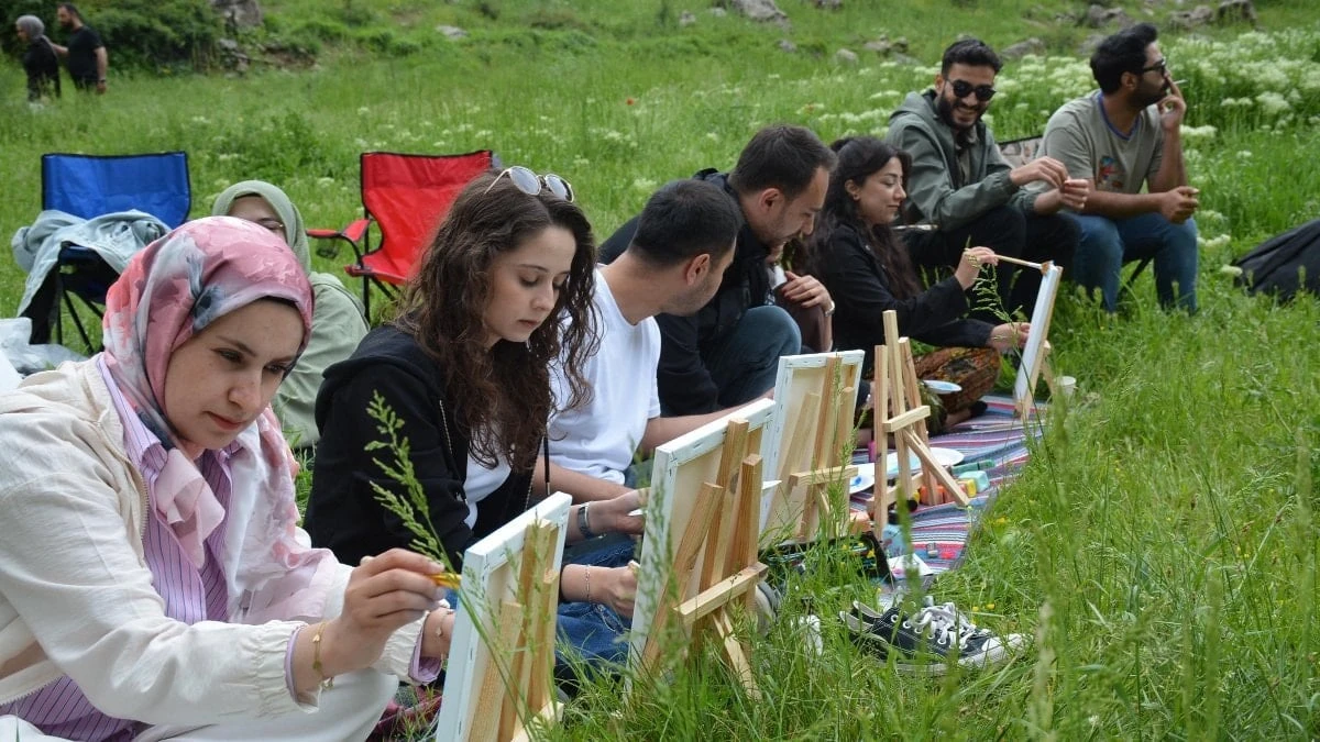 Şırnak'ta öğretmenler bayram tatilini doğada sanatla değerlendirdi
