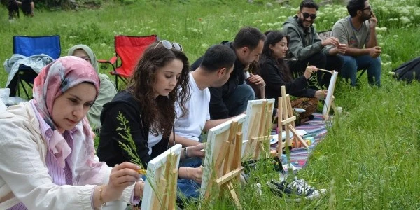 Şırnak'ta öğretmenler bayram tatilini doğada sanatla değerlendirdi