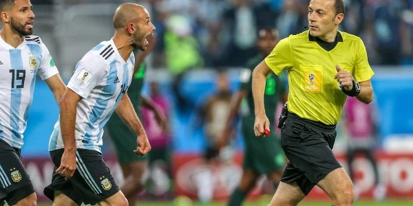 Dünya Kupası'nda en çok kart gören futbolcu rekortmeni Mascherano oldu