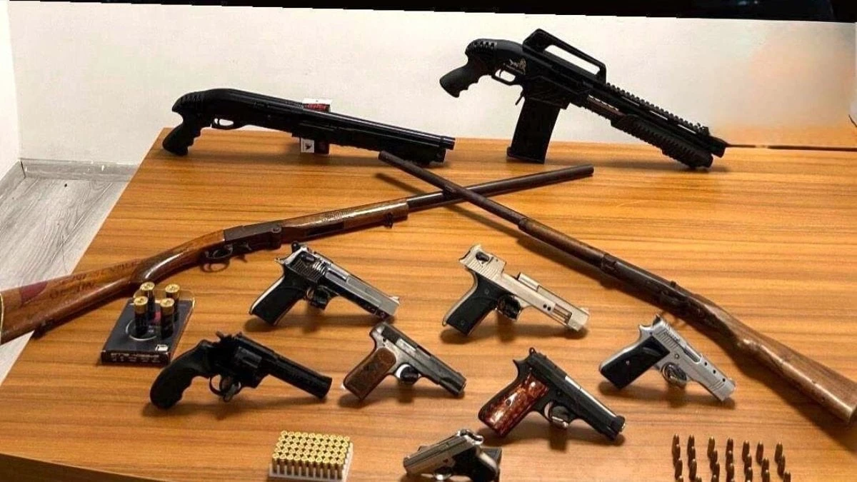 İzmir Bornova'da 2 eve operasyon: 7 ruhsatsız tabanca çıktı