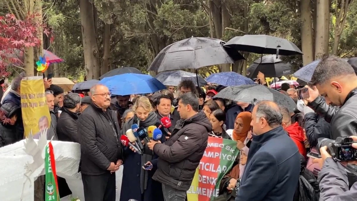 Ceren Önder Kandemir kabri başında: 'Amedspor şampiyon oldu'