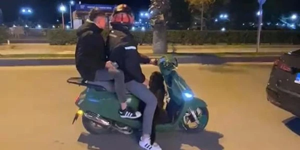 Ereğli’de sokak köpeği motosiklete binmek istedi; o anlar kamerada