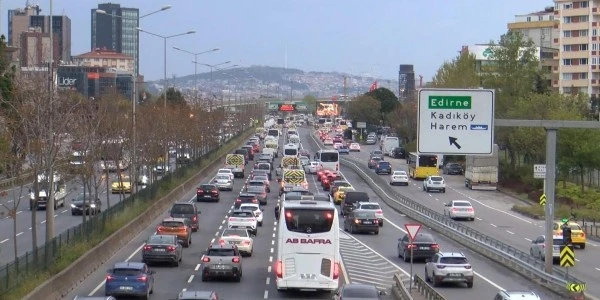 İstanbul'da haftanın ilk iş gününde trafik yoğunluğu artışı