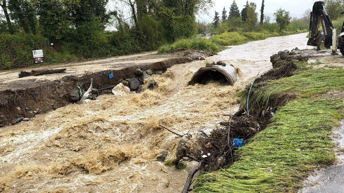 Düzce’de sağanak: Köprü yıkıldı, ev ve tarlalar sular altında