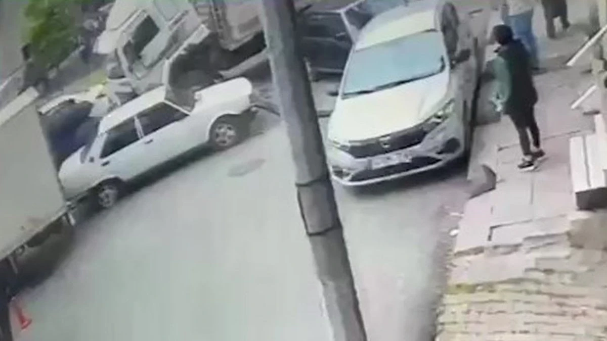 Bağcılar'da freni boşalan kamyon park halindeki 8 araca zarar verdi