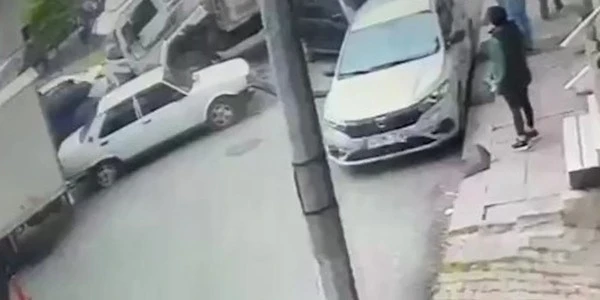 Bağcılar'da freni boşalan kamyon park halindeki 8 araca zarar verdi