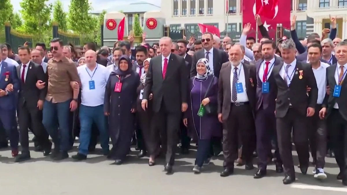AK Parti'den yeni paylaşım: Daima milletle, sahadayız, omuz omuza