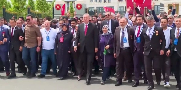 AK Parti'den yeni paylaşım: Daima milletle, sahadayız, omuz omuza