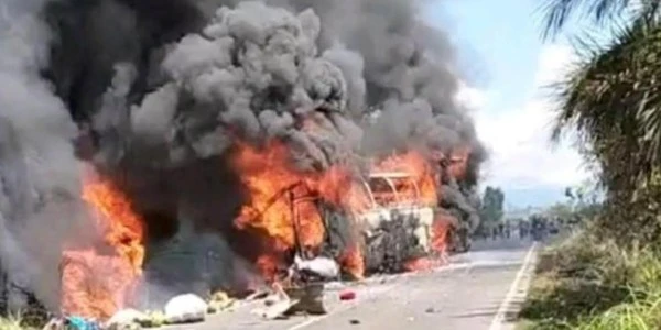 Endonezya’da yolcu otobüsü ile yakıt tankeri çarpıştı: 16 ölü