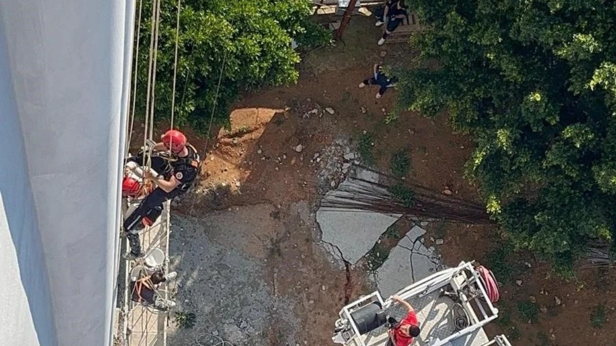 Mersin'de iskele çöktü: 10. kattaki işçiler halatta kurtarıldı