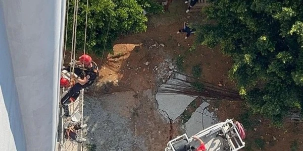 Mersin'de iskele çöktü: 10. kattaki işçiler halatta kurtarıldı