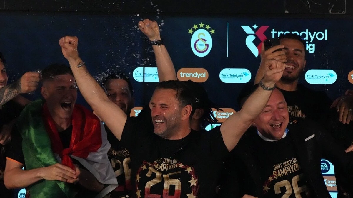 Galatasaraylı futbolculardan Okan Buruk’a sulu kutlama baskını
