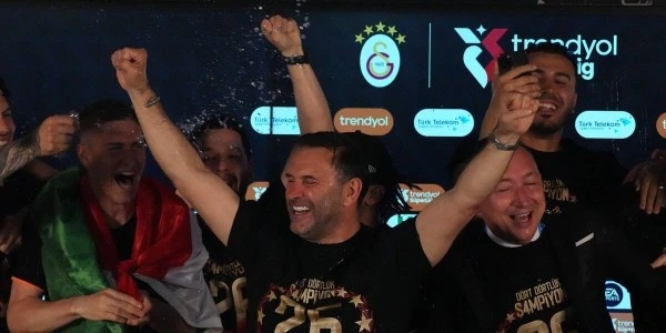 Galatasaraylı futbolculardan Okan Buruk’a sulu kutlama baskını