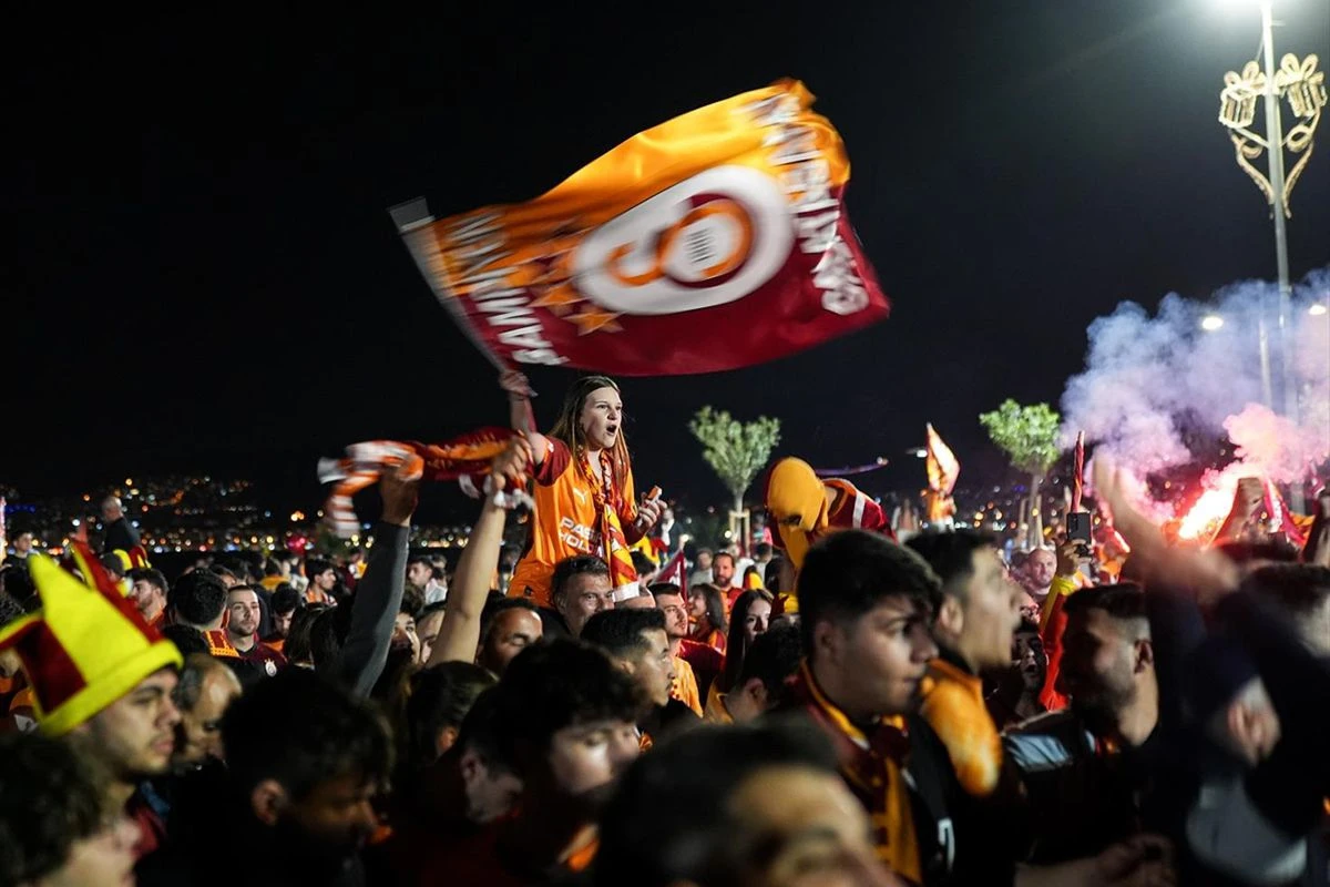 Türkiye sarı-kırmızıya büründü: 26. şampiyonluk 81 ilde kutlandı