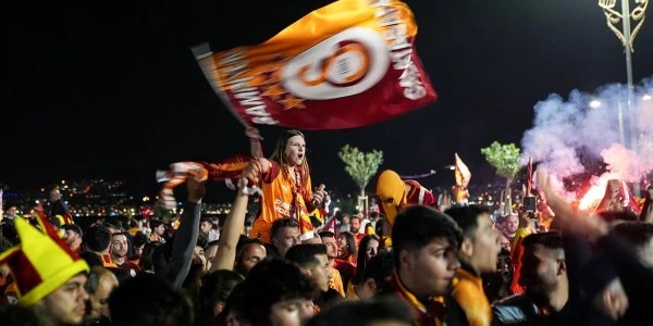 Türkiye sarı-kırmızıya büründü: 26. şampiyonluk 81 ilde kutlandı