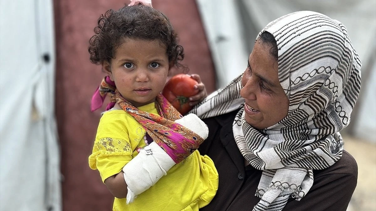 Gazze’de saatlerce kuyruk: Kolu kırık kızla bir öğün yemek için
