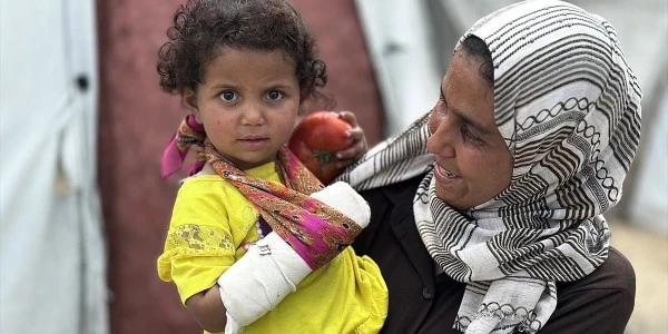 Gazze’de saatlerce kuyruk: Kolu kırık kızla bir öğün yemek için
