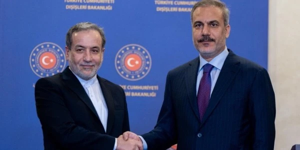Hakan Fidan, Arakçi ile Görüştü: İran-ABD Müzakereleri Görüşüldü