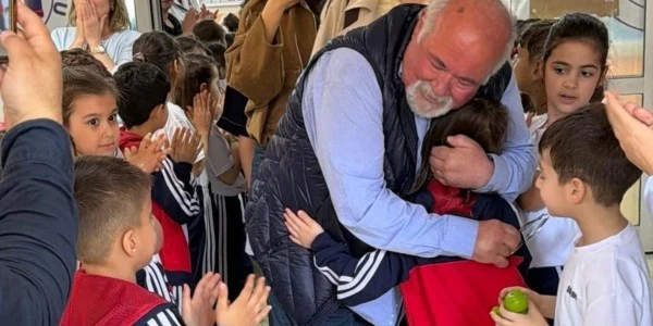 Zonguldak'ta 43 yıl 5 ay 27 gün görev yapan öğretmene duygusal veda