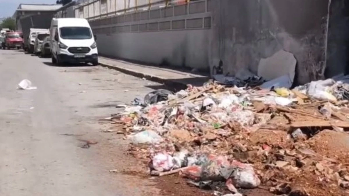 Buca'da çöpler toplanmıyor: Sokaklar çöp yığınına döndü
