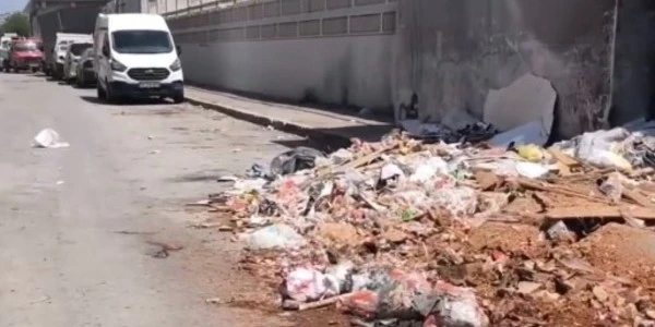 Buca'da çöpler toplanmıyor: Sokaklar çöp yığınına döndü