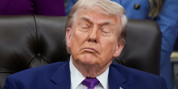 Trump, Oval Ofis’teki Etkinlik Sırasında Kısa Süreli Uyukladı