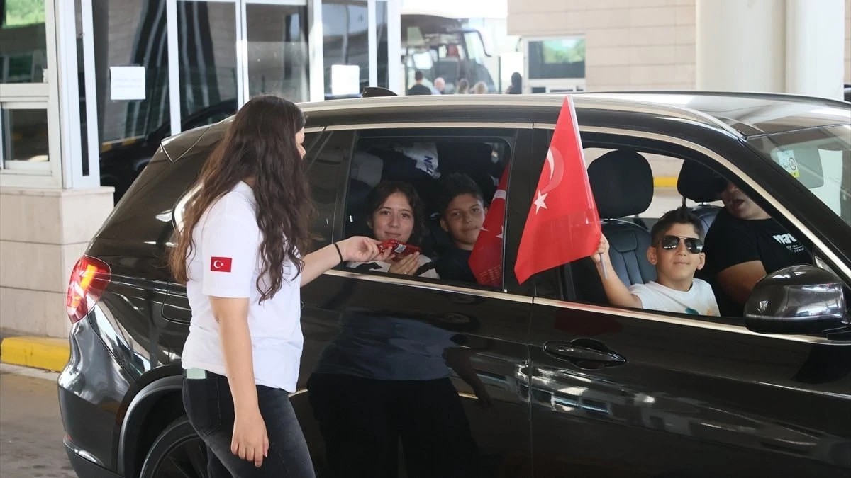 Kapıkule Sınır Kapısı'nda gurbetçi yoğunluğu ve duygulu karşılaşmalar