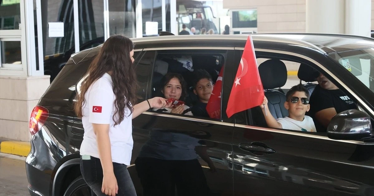 Kapıkule Sınır Kapısı'nda gurbetçi yoğunluğu ve duygulu karşılaşmalar