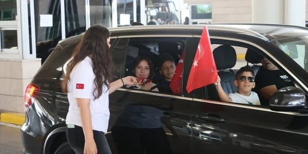 Kapıkule Sınır Kapısı'nda gurbetçi yoğunluğu ve duygulu karşılaşmalar