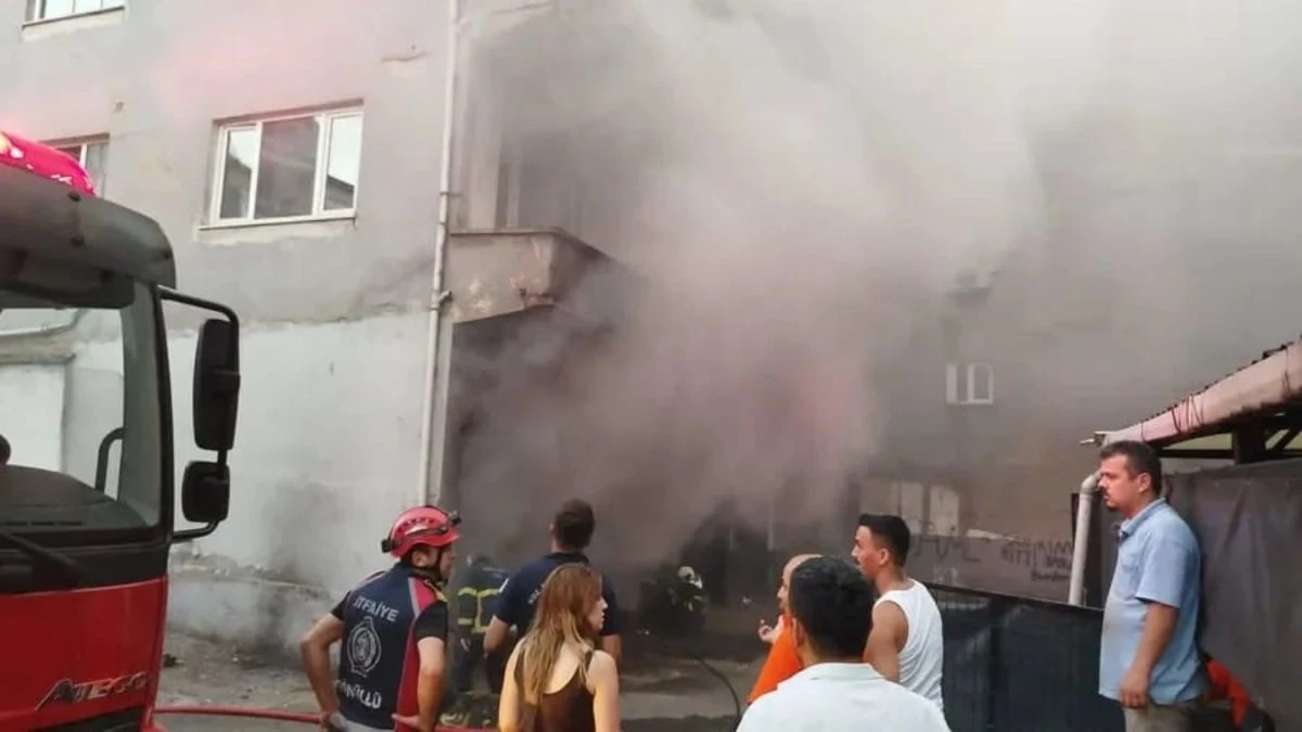 Zonguldak'ta Ereğli'de boş binanın bodrum katında yangın sürüyor