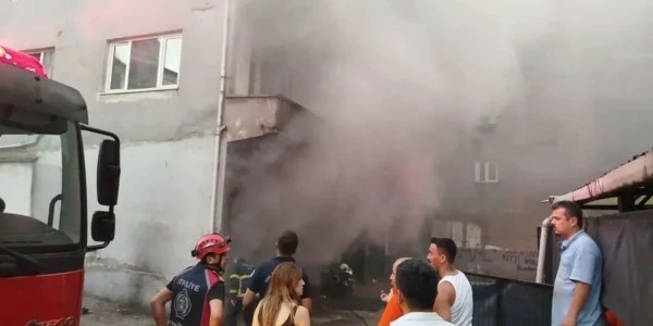 Zonguldak'ta Ereğli'de boş binanın bodrum katında yangın sürüyor