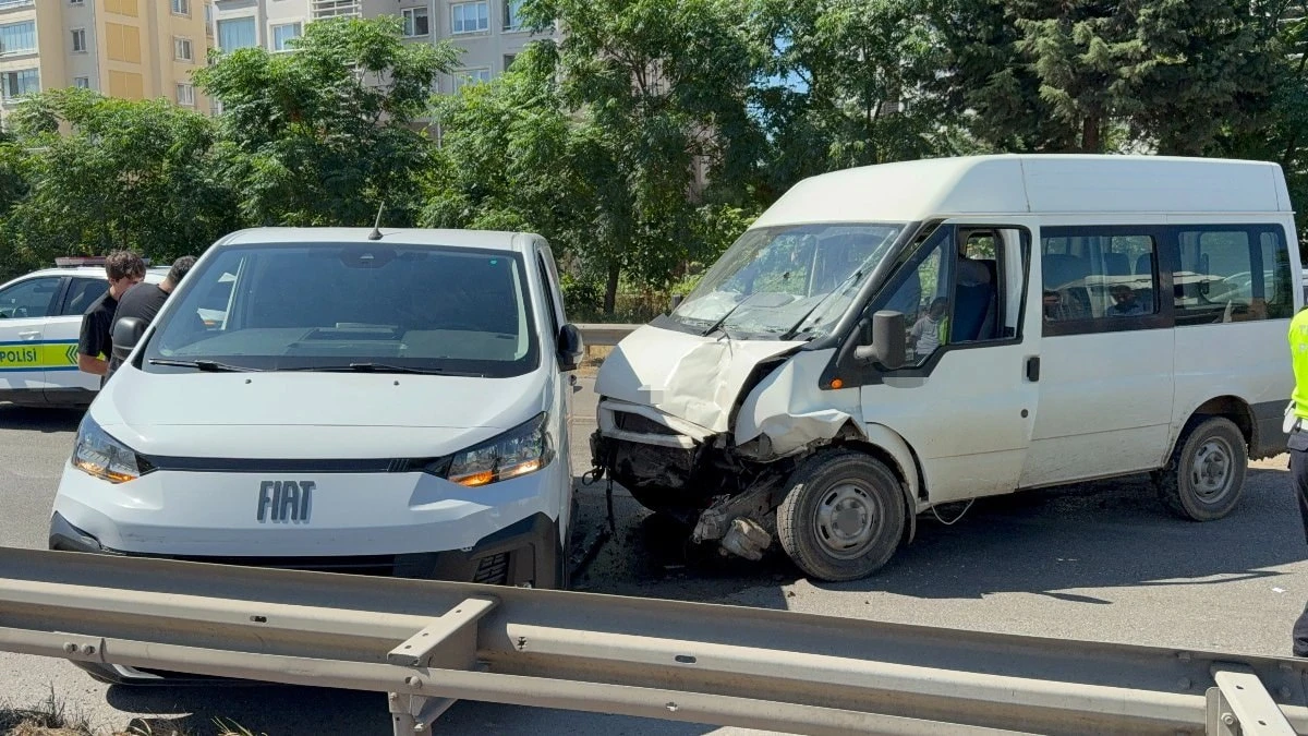Samsun'da hamile eşini hastaneye götüren minibüs kaza yaptı: 3 yaralı