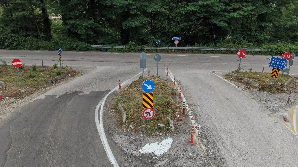 Ordu'daki kavşakta 29 tabela sürücüleri zora sokuyor