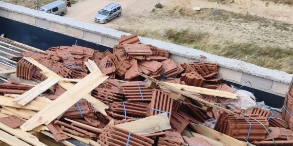 Bursa İnegöl'de çatıda devrilen kiremitler iki işçiyi yaraladı