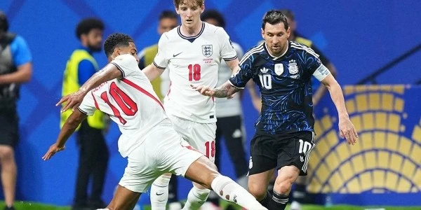 Arjantin, İngiltere'yi 2-1 mağlup ederek Dünya Kupası finalinde