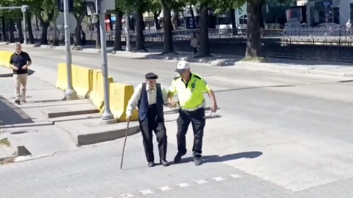 Kastamonu'da trafik polisinden örnek davranış: Yaşlıya yardım
