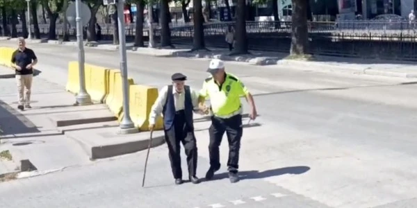 Kastamonu'da trafik polisinden örnek davranış: Yaşlıya yardım