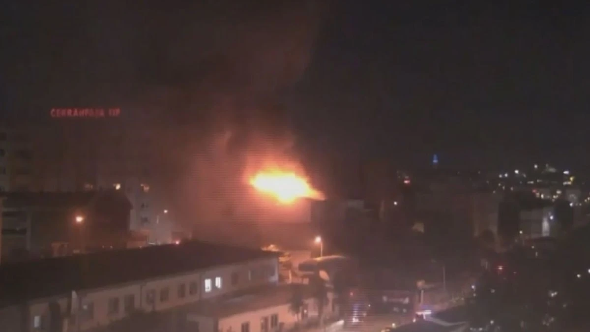 İstanbul'da Cerrahpaşa Diş Polikliniği çatısında yangın
